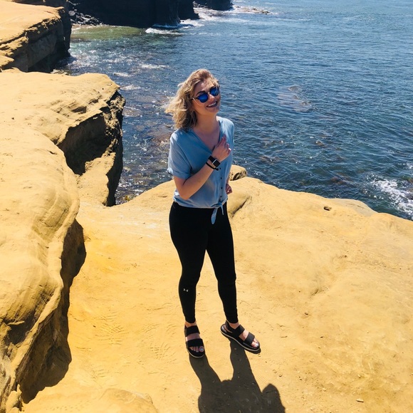 Meet your posher, Elise - Picture 1 of 3